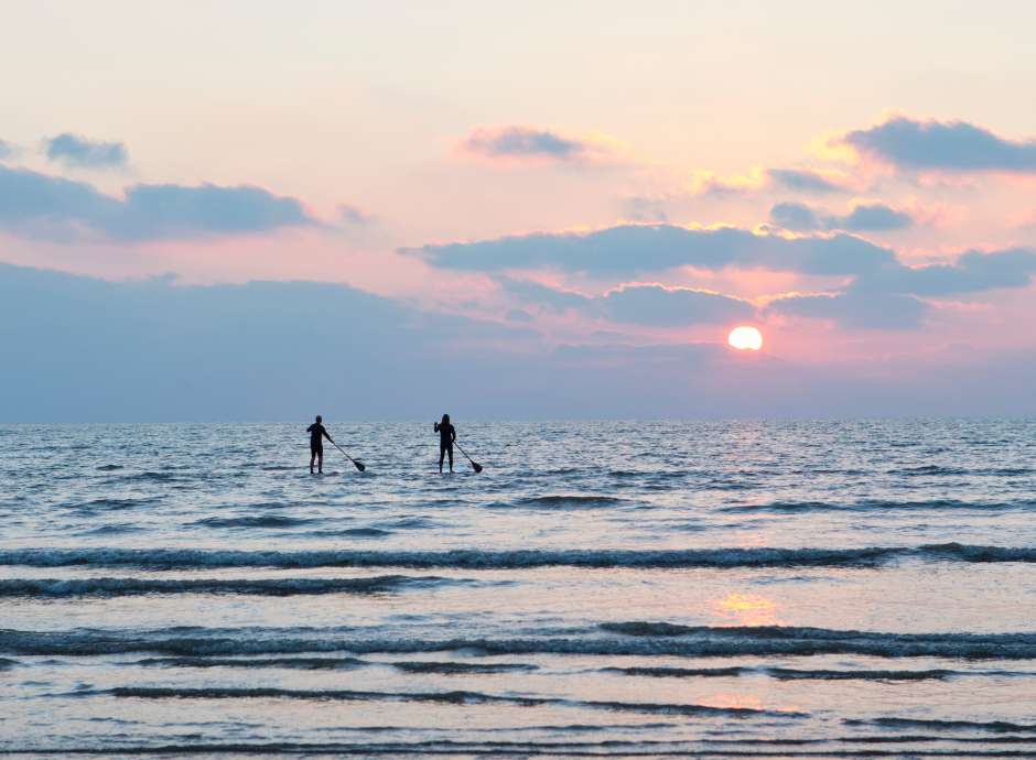 2 people on SUP boards